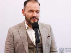 Aktor Redbad Klynstra w sądzie. Kosztowny spór polityczny