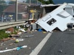 Zderzenie kampera z ciężarówką na zakopiance. Dwie osoby ranne