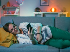 Polacy unikają reklam w telewizji. Co robią w tym czasie? 