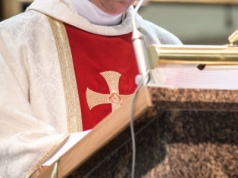 Lasopole. Płonące ciało na drodze i zatrzymany proboszcz. Jest reakcja Archidiecezji Warszawskiej