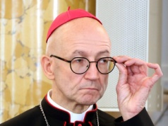 Proboszcz uderzył siekierą i podpalił. Archidiecezja Warszawska zabiera głos