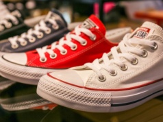 60-tki wykupują je na potęgę za 29,99 zł. Te trampki z Sinsay wyglądają jak kultowy model Converse