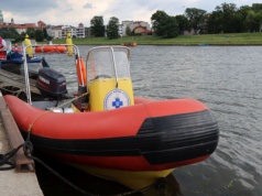 Akcja WOPR. Osoby rzucały piłkę psa do Wisły. Czworonóg ją aportował