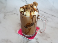 Jak zrobić domowe frappe w 3 minuty? Prosty przepis na ratunek w gorące dni