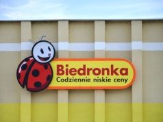 Biedronka otworzyła sklepy całodobowe. Do jednego nawet dowozi autobus