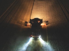 Rolnicy zbierają zboże nocą, a oburzeni mieszkańcy wzywają policję