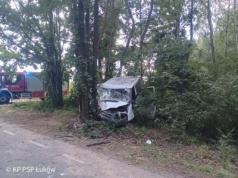 Poważny wypadek pod Łukowem. Bus z dziewięcioma osobami uderzył w drzewo