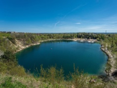Turyści pokochali polski Balaton. Turkusowe jezioro w Małopolsce przyciąga tłumy