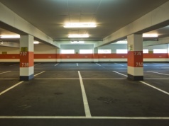 Trawniki drżą ze strachu, a deweloperzy z ekscytacji. Nowe prawo przyjęte. Nie będziesz miał gdzie zaparkować