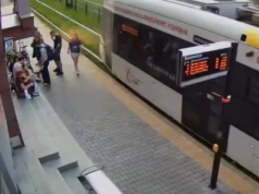 Rozpylił gaz pieprzowy na przystanku. Cały Kraków szuka osoby z nagrania