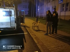 Stare Miasto. Pod osłoną nocy ukradł krzesło ogrodowe. Mężczyznę nagrały kamery [WIDEO]