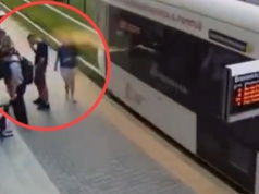 Szokujący atak w Krakowie. Ludzie czekali na przystanku, pasażer wychylił się przez okno i spryskał ich [WIDEO]