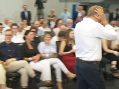Fatalne przejęzyczenie na spotkaniu w Pabianicach. Tusk aż zasłonił uszy