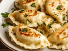 Zamiast twarogu, dodaję do ziemniaków inny składnik. Pierogi wychodzą smaczniejsze niż ruskie