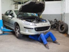 Groźny wypadek mechanika. Zwykła naprawa zakończona się tragedią