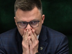 Szymon Hołownia tłumaczy się ze słów o zamachu stanu. 