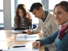 Sztuczna inteligencja na uczelni. Czy AI faktycznie uczy studentów, czy tylko ich wyręcza?