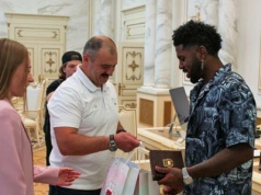 Jason Derulo pojawił się w Mińsku, spotkał się z premierem i synem Łukaszenki, a także zareklamował luksusowe osiedle