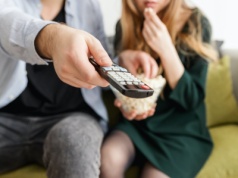 Co robią Polacy, gdy w telewizji pojawia się reklama?