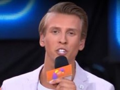 Wpadka syna Jakimowicza podczas debiutu w TVP. Koleżanki rzuciły się na pomoc