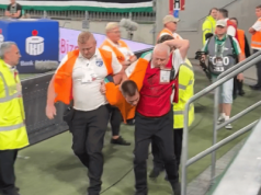 Chciał przywiązać się do słupka na meczu. To akcja Ostatniego Pokolenia