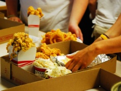 Przez podwyżkę płacy minimalnej w branży fast food w Kalifornii zlikwidowano 18 tys. miejsc pracy