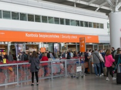 Koniec zdejmowania butów na lotniskach. Dlaczego dotychczas musieliśmy to robić?