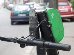 Hulajnogą 100 km/h. Oskalpowania głowy, twarzy, zmiażdżone kończyny. Skończy się tylko na kaskach?