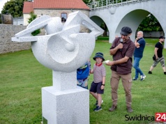 Granitowe monumenty przy estakadzie. Finał 10.Biennale Rzeźby [FOTO]