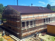Jest dach, wkrótce będą ocieplone ściany. W Witowicach Dolnych powstaje sala gimnastyczna [ZDJĘCIA]