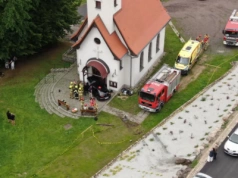 Przesieka : samochód stoczył się ze skarpy i uderzył w kościół