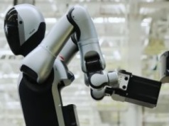 Chiński robot pracuje bez przerwy. Nawet samodzielnie wymienia baterię