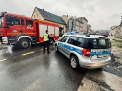 Liczne interwencje strażaków w związku z ulewami. W Kałkowie woda przerwała wał. 