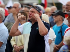 Prof. UWM o proteście przed ratuszem: „Deszcz rozgonił antyimigrancki wiec konfederatów, rasistów i faszystów wszelkiej maści”