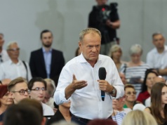 „Zło, które nas zjednoczyło” – czyli wspólnota premiera