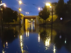 Kraków pod wodą. Zalany autobus na rondzie Mogilskim, zamknięty tunel pod rondem Grunwaldzkim (NAGRANIE)