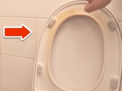 Żółte plamy na desce WC? Zastosuj trik „fryzjerski”, a będzie śnieżnobiała