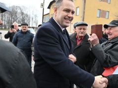 Tusk i Nawrocki: dwa pomysły ws. emerytur i rent. Procent kontra kwotowa waloryzacja. Wyliczenia