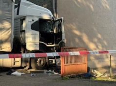 Ciężarówka staranowała samochody i budynek, kierowca odebrał sobie życie