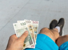 Podwójne 800 plus na dziecko. Kto otrzyma w sierpniu aż 1,6 tys. zł? Ważna jest data