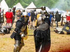 Blisko 250 rekonstruktorów przybyło na VII Turniej Rycerski pod Zamkiem Cisy. Były zacięte walki rycerzy i wielka bitwa w strugach deszczu [FOTO]