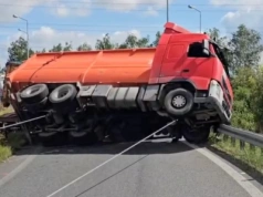 Pojazd przewożący kontener z makulaturą przewrócił się na zjeździe z autostrady A4