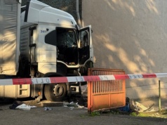 Ciężarówka wjechała w dom! Kierowca popełnił samobójstwo