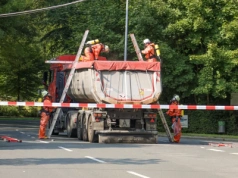 Ładunek żużlu zareagował z deszczówką – czterogodzinna akcja z wywrotką