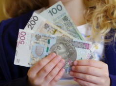 ZUS zmienia terminy wypłat 800 plus w sierpniu. Rodzice powinni to wiedzieć