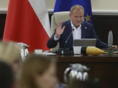 Premier przyniósł głowice na posiedzenie rządu. 