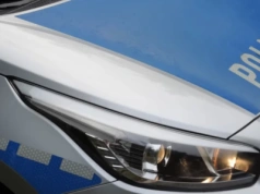 Pijany kierowca skosił znaki i awanturował się z policjantami. To ratownik medyczny