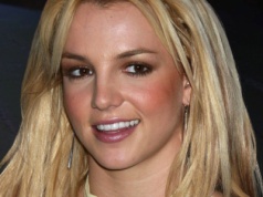 Cienkie brwi jak u Britney Spears znów są hitem. Trend na 2025 rok w nowej, eleganckiej wersji