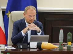 Tusk z głowicami na posiedzeniu rządu. Oto co pokazał