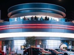 Tesla Diner. Elon Musk otworzył restaurację, w której pracują roboty